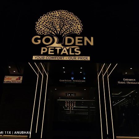 Hotel Golden Petals Varanasi Bagian luar foto
