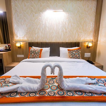 Hotel Golden Petals Varanasi Bagian luar foto