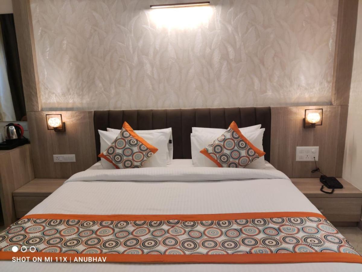 Hotel Golden Petals Varanasi Bagian luar foto
