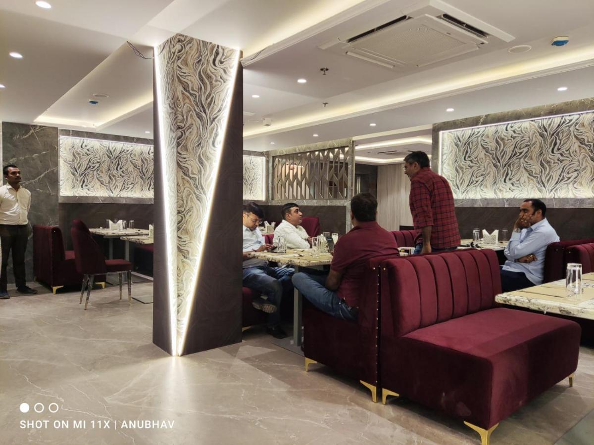 Hotel Golden Petals Varanasi Bagian luar foto