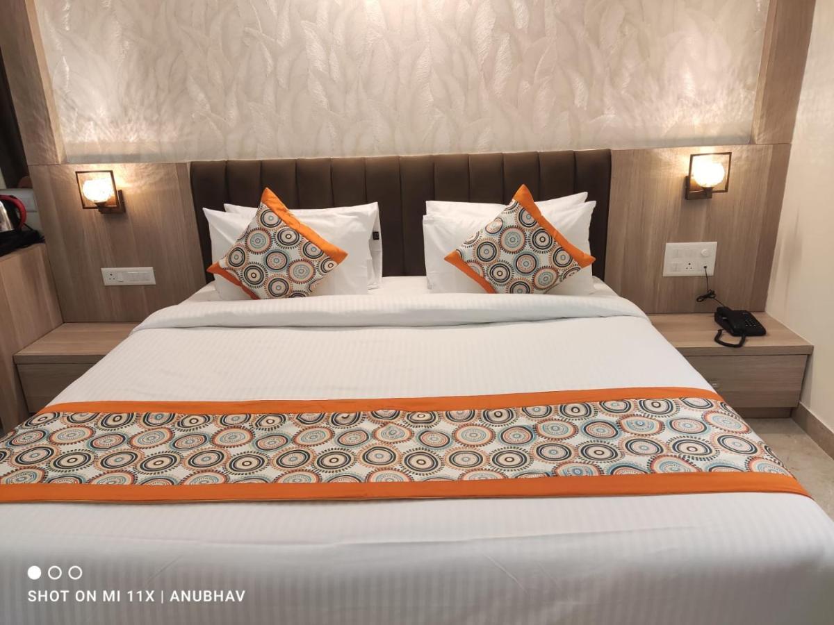 Hotel Golden Petals Varanasi Bagian luar foto