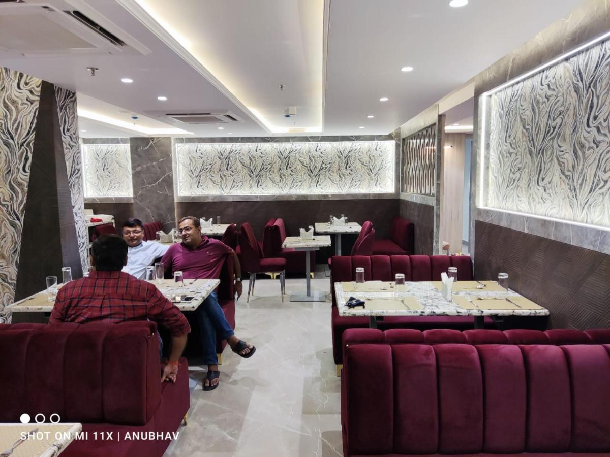 Hotel Golden Petals Varanasi Bagian luar foto