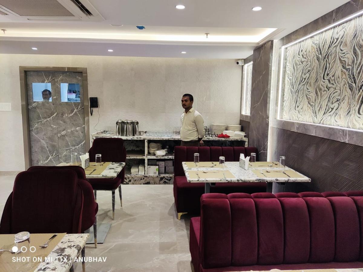 Hotel Golden Petals Varanasi Bagian luar foto
