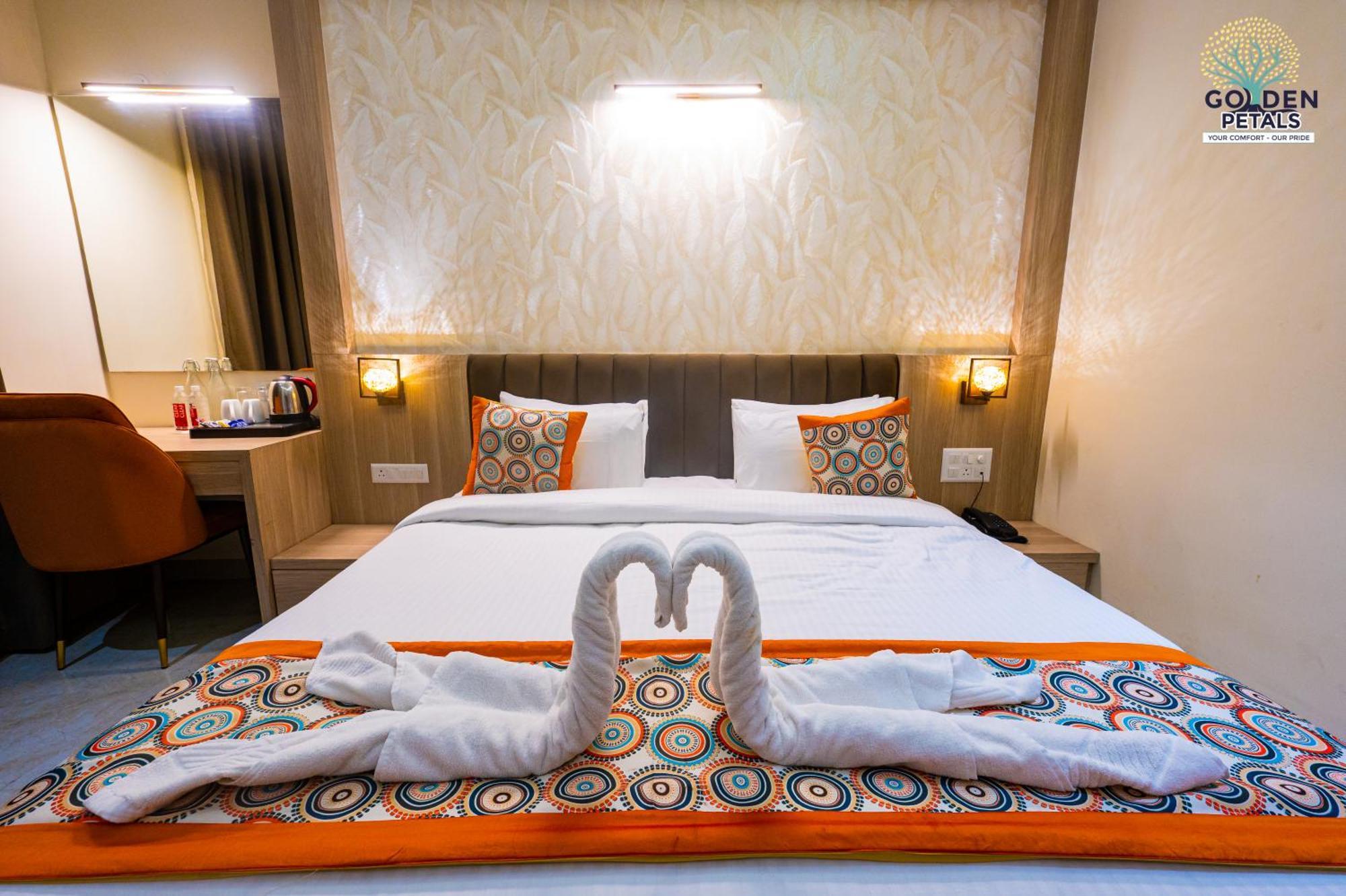 Hotel Golden Petals Varanasi Bagian luar foto