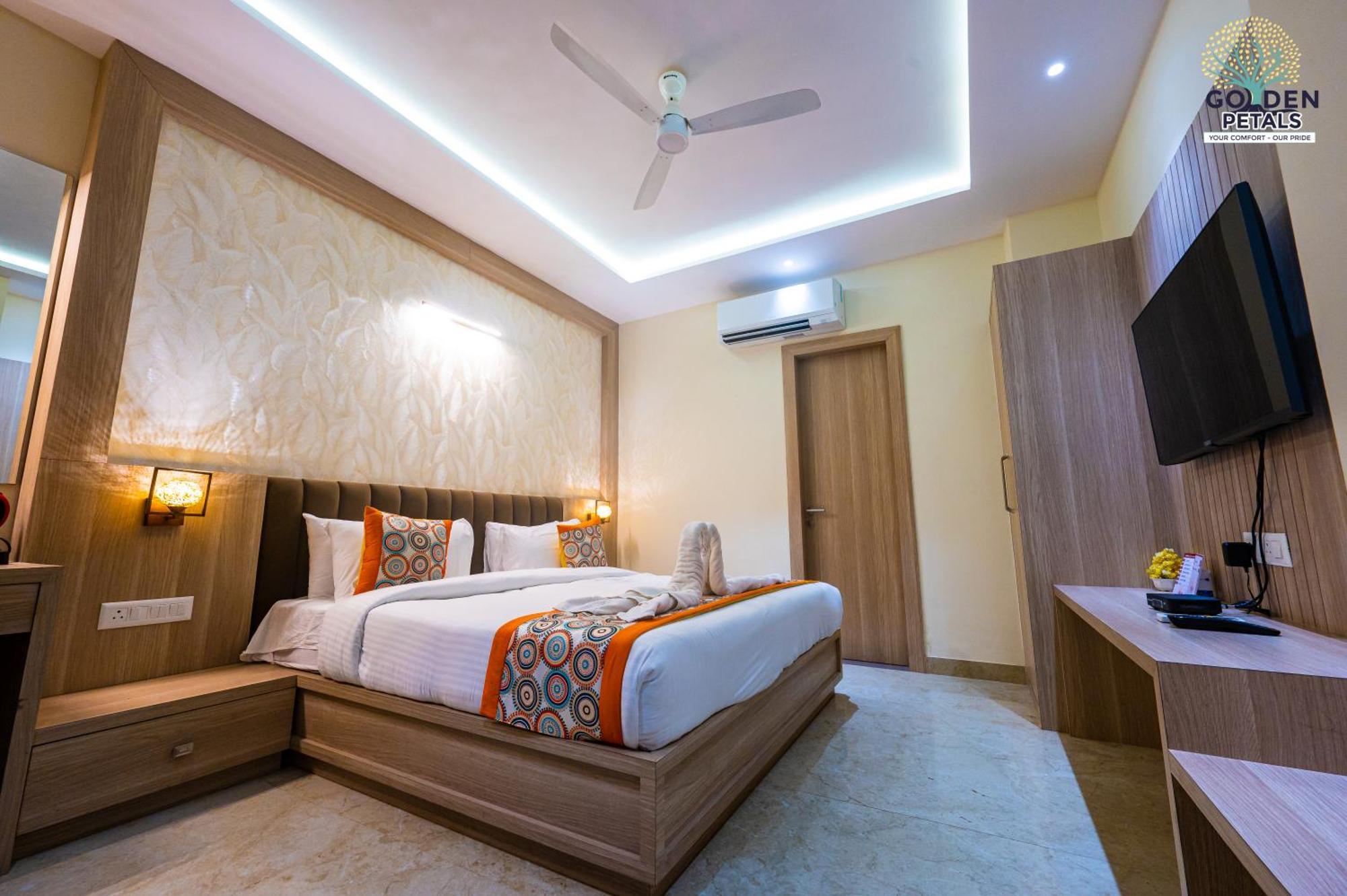 Hotel Golden Petals Varanasi Bagian luar foto