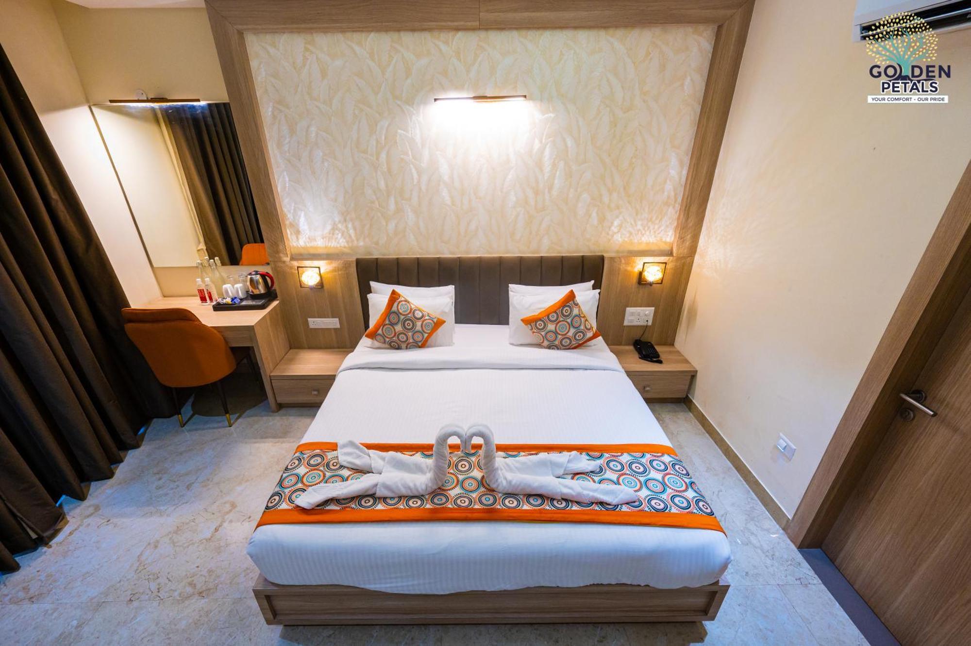 Hotel Golden Petals Varanasi Bagian luar foto