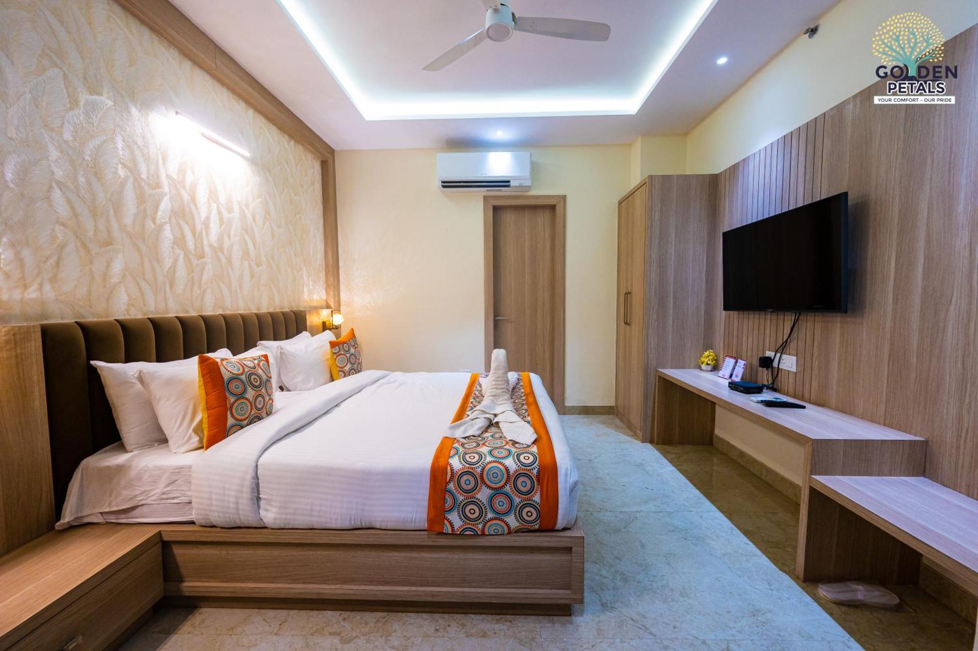 Hotel Golden Petals Varanasi Bagian luar foto