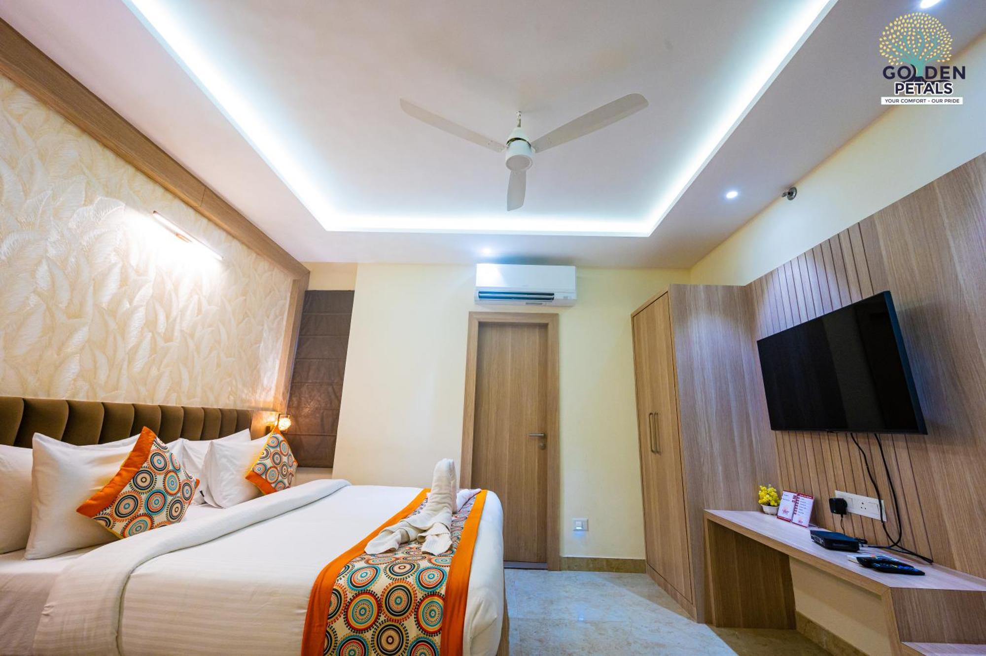 Hotel Golden Petals Varanasi Bagian luar foto