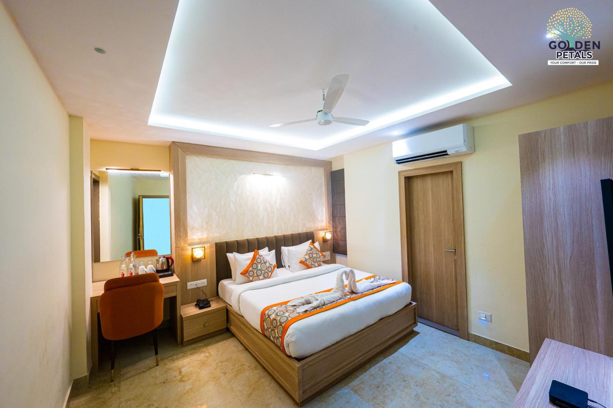Hotel Golden Petals Varanasi Bagian luar foto