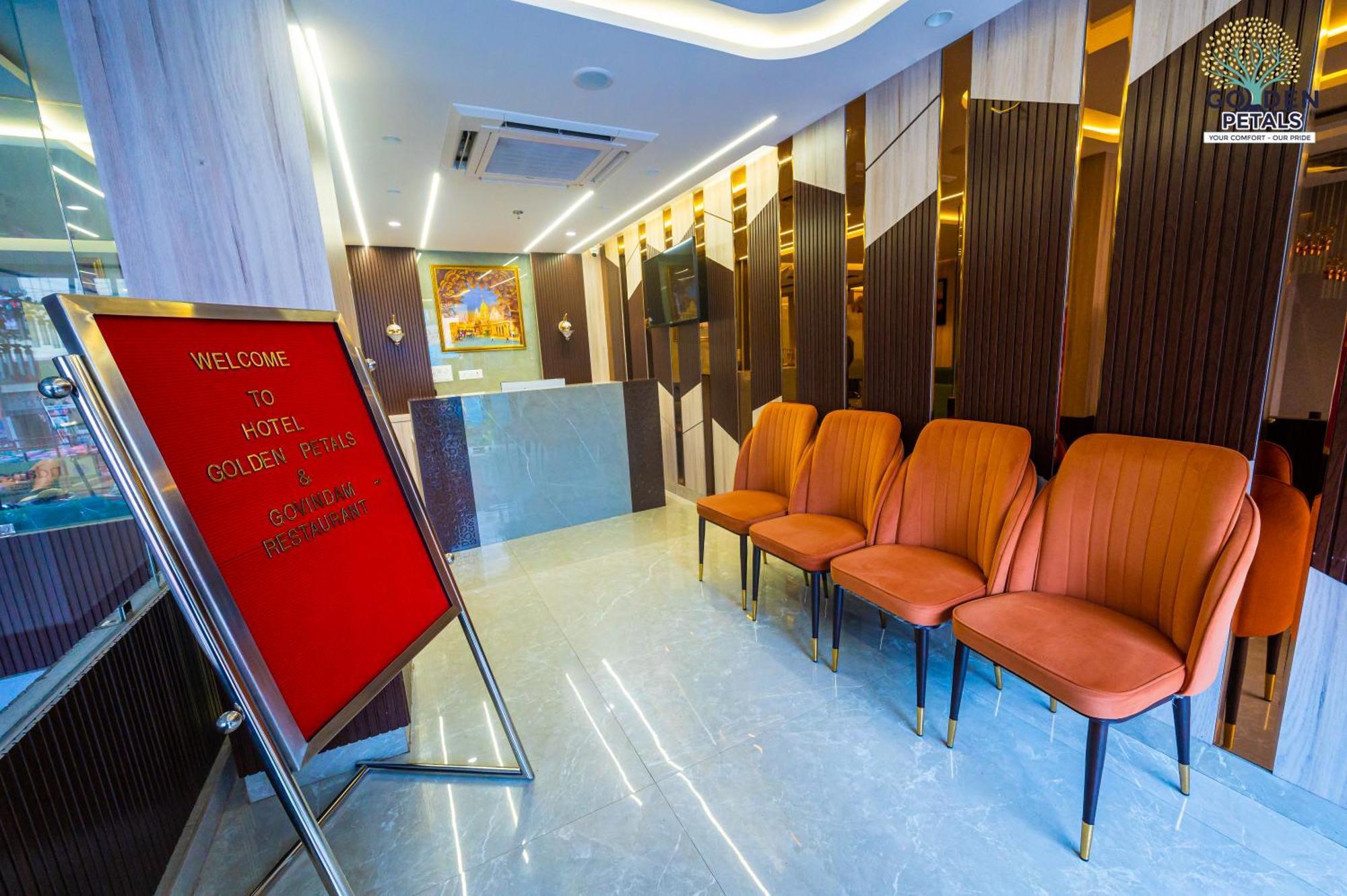 Hotel Golden Petals Varanasi Bagian luar foto
