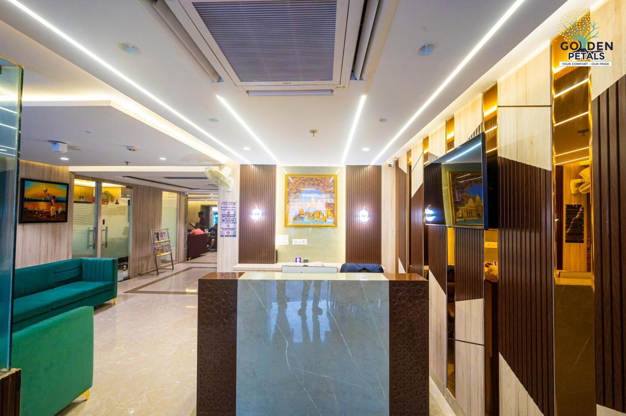 Hotel Golden Petals Varanasi Bagian luar foto