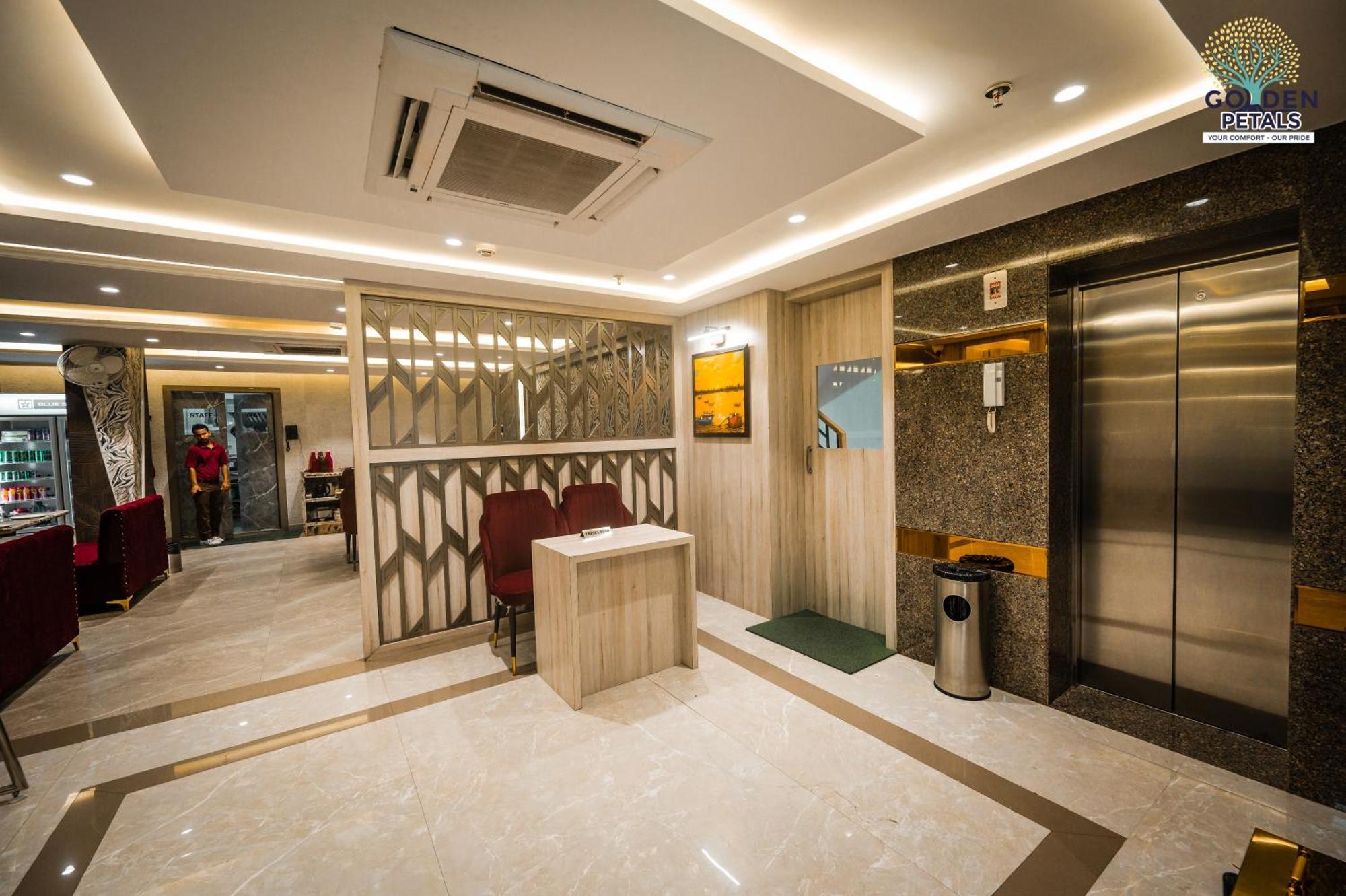 Hotel Golden Petals Varanasi Bagian luar foto
