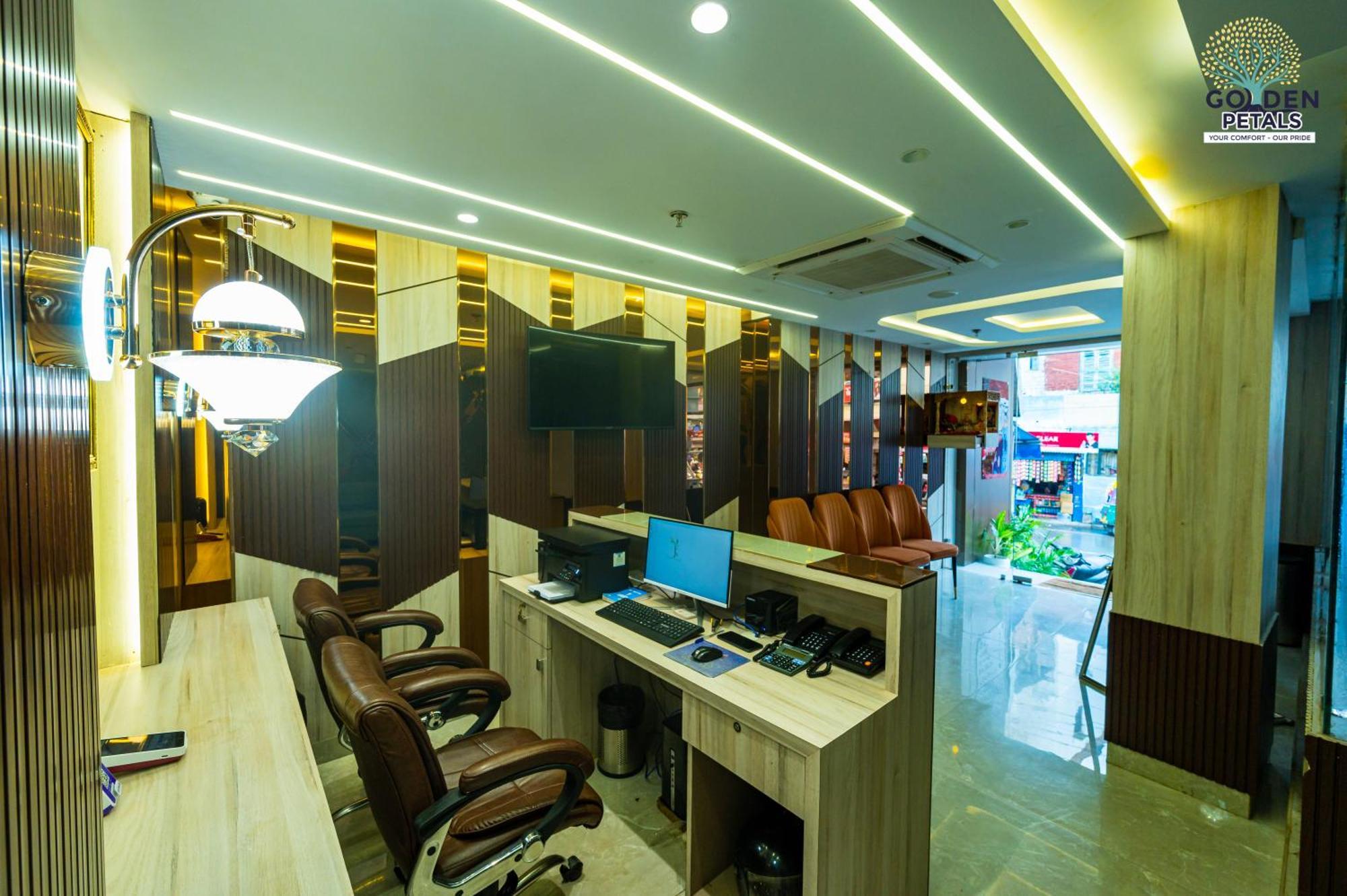 Hotel Golden Petals Varanasi Bagian luar foto