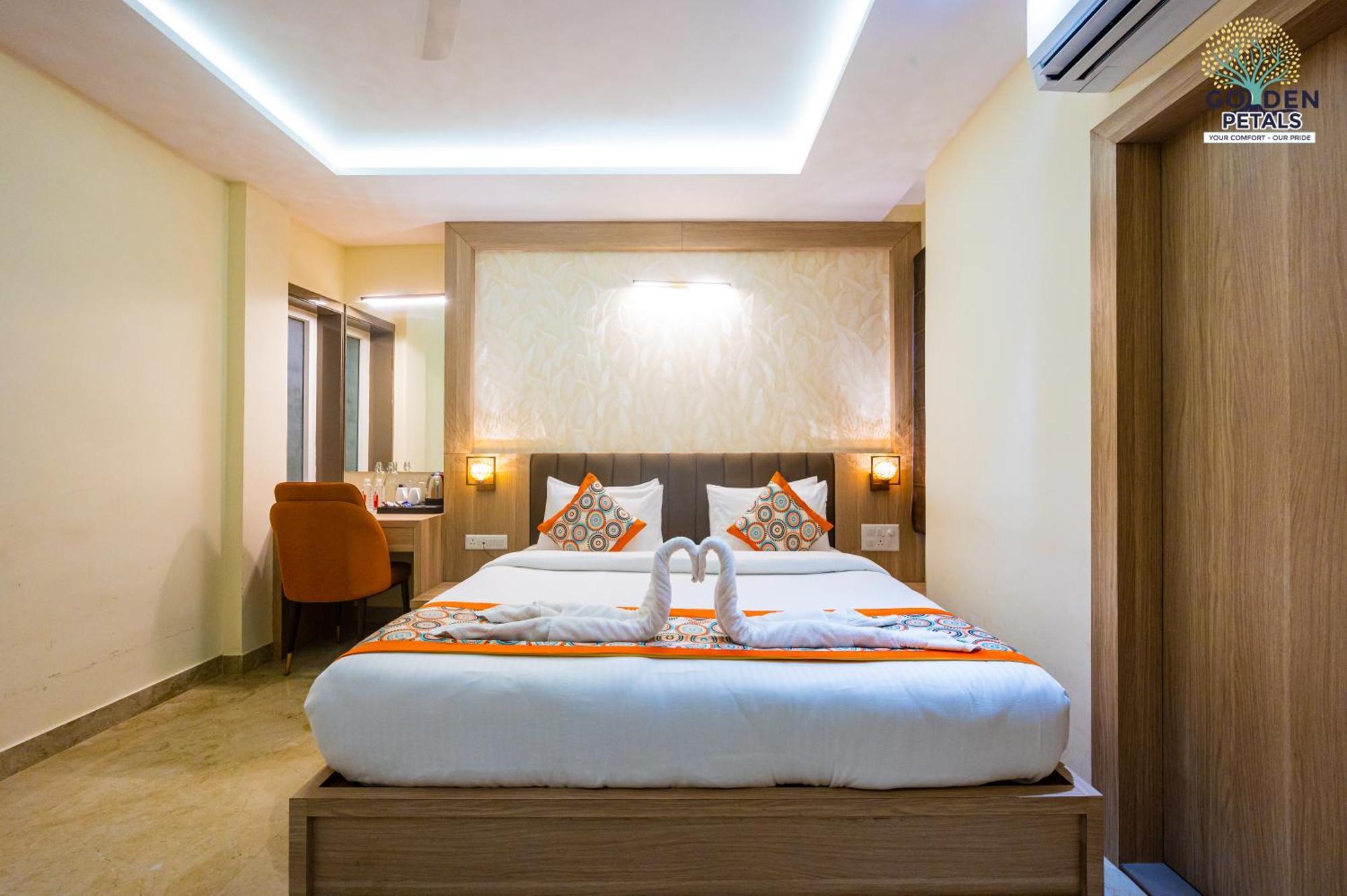 Hotel Golden Petals Varanasi Bagian luar foto