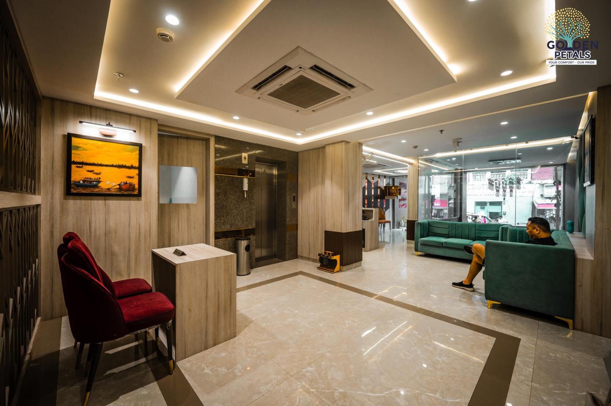 Hotel Golden Petals Varanasi Bagian luar foto