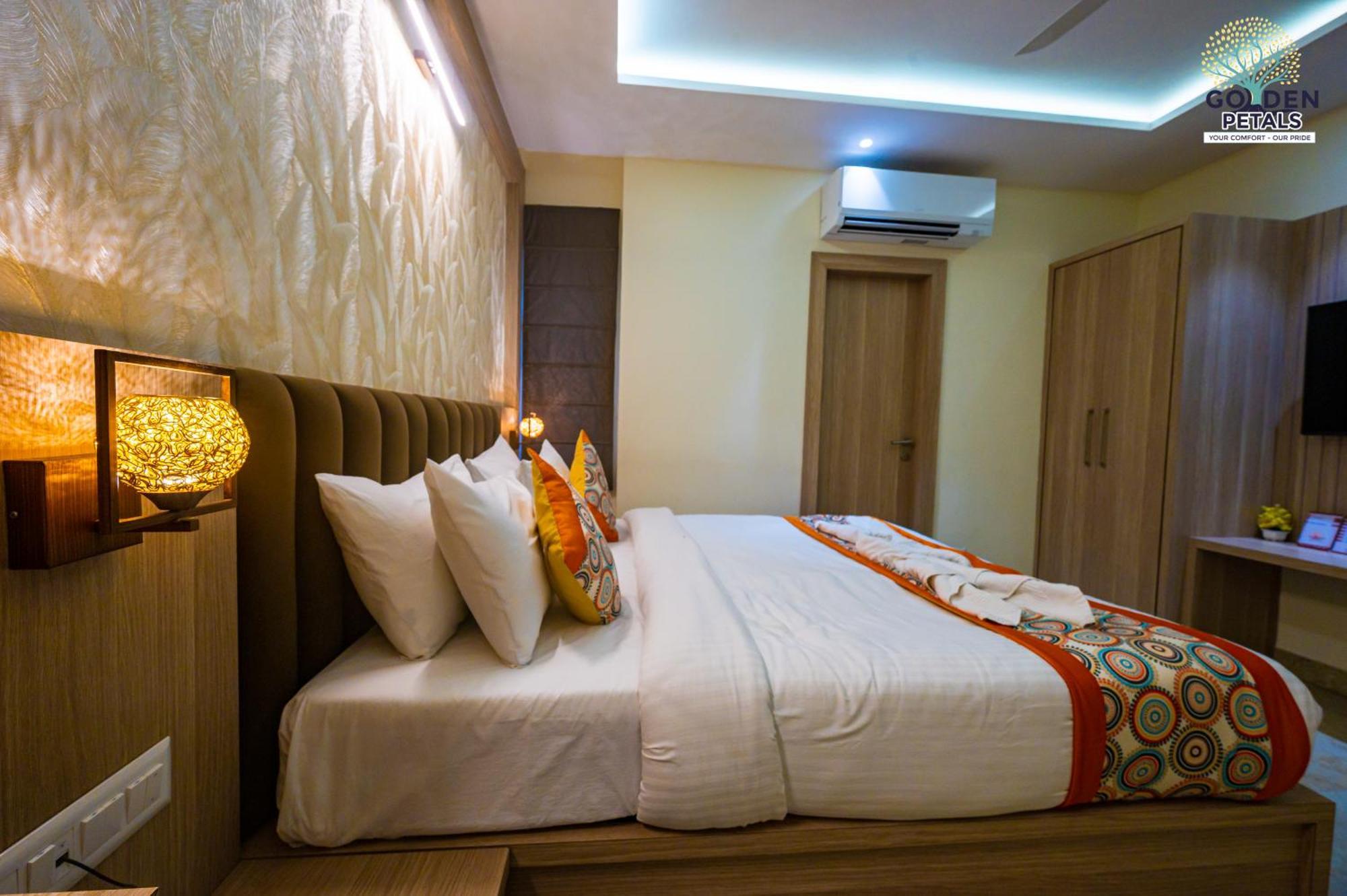 Hotel Golden Petals Varanasi Bagian luar foto