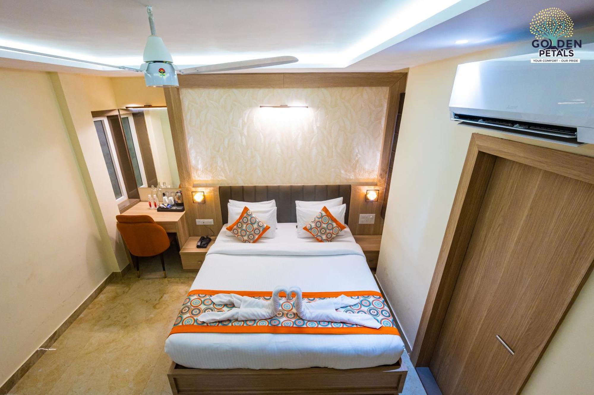 Hotel Golden Petals Varanasi Bagian luar foto
