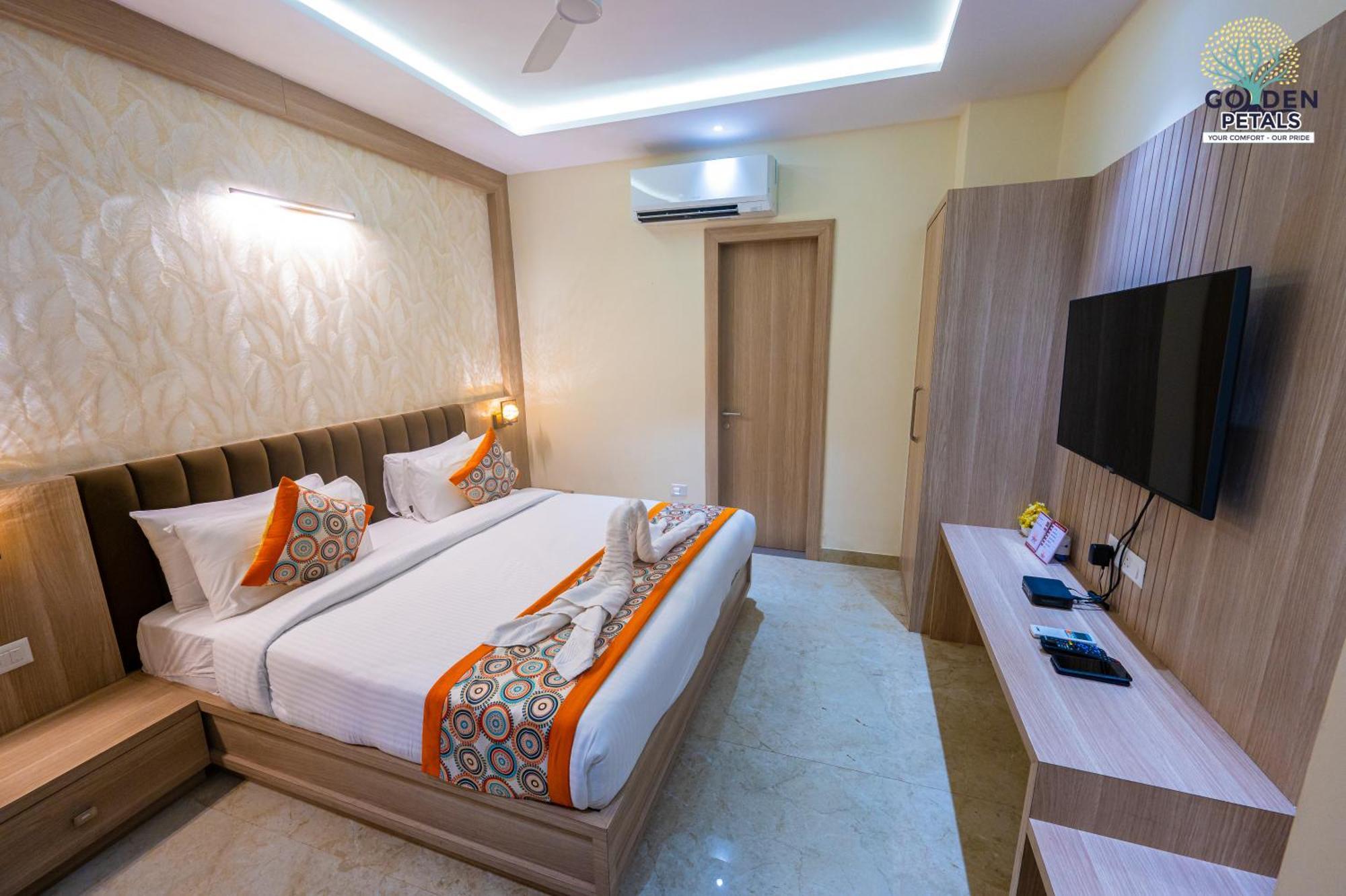 Hotel Golden Petals Varanasi Bagian luar foto