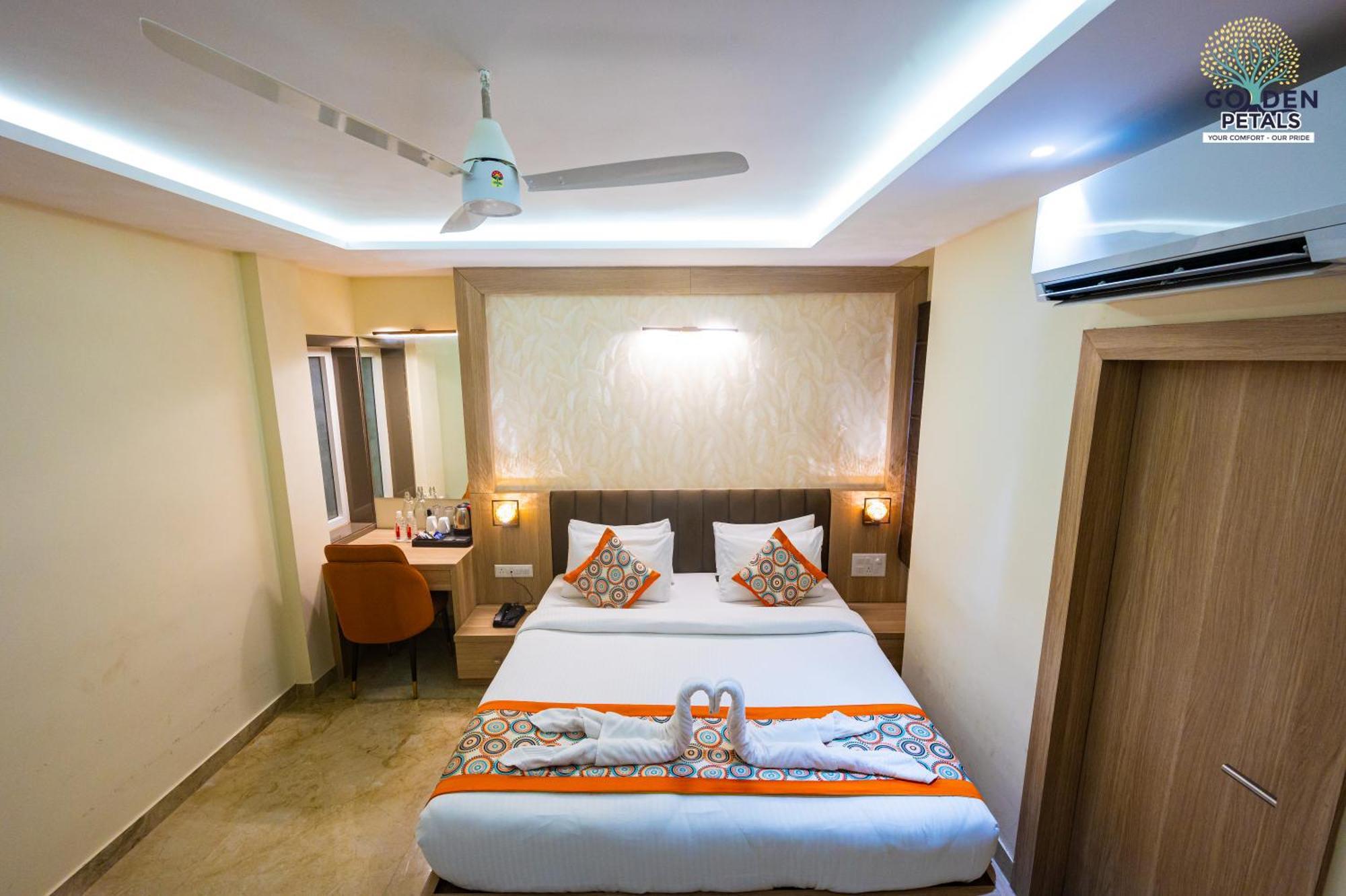 Hotel Golden Petals Varanasi Bagian luar foto