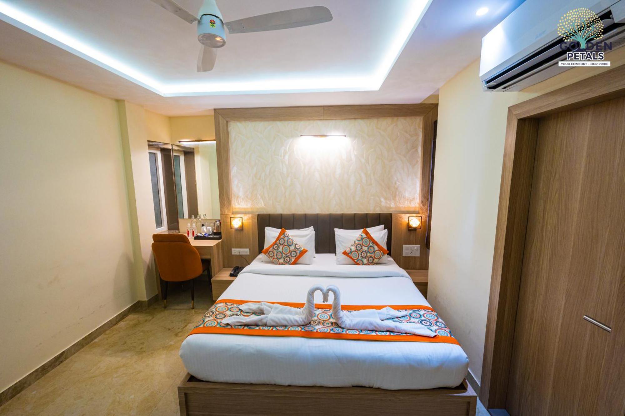 Hotel Golden Petals Varanasi Bagian luar foto