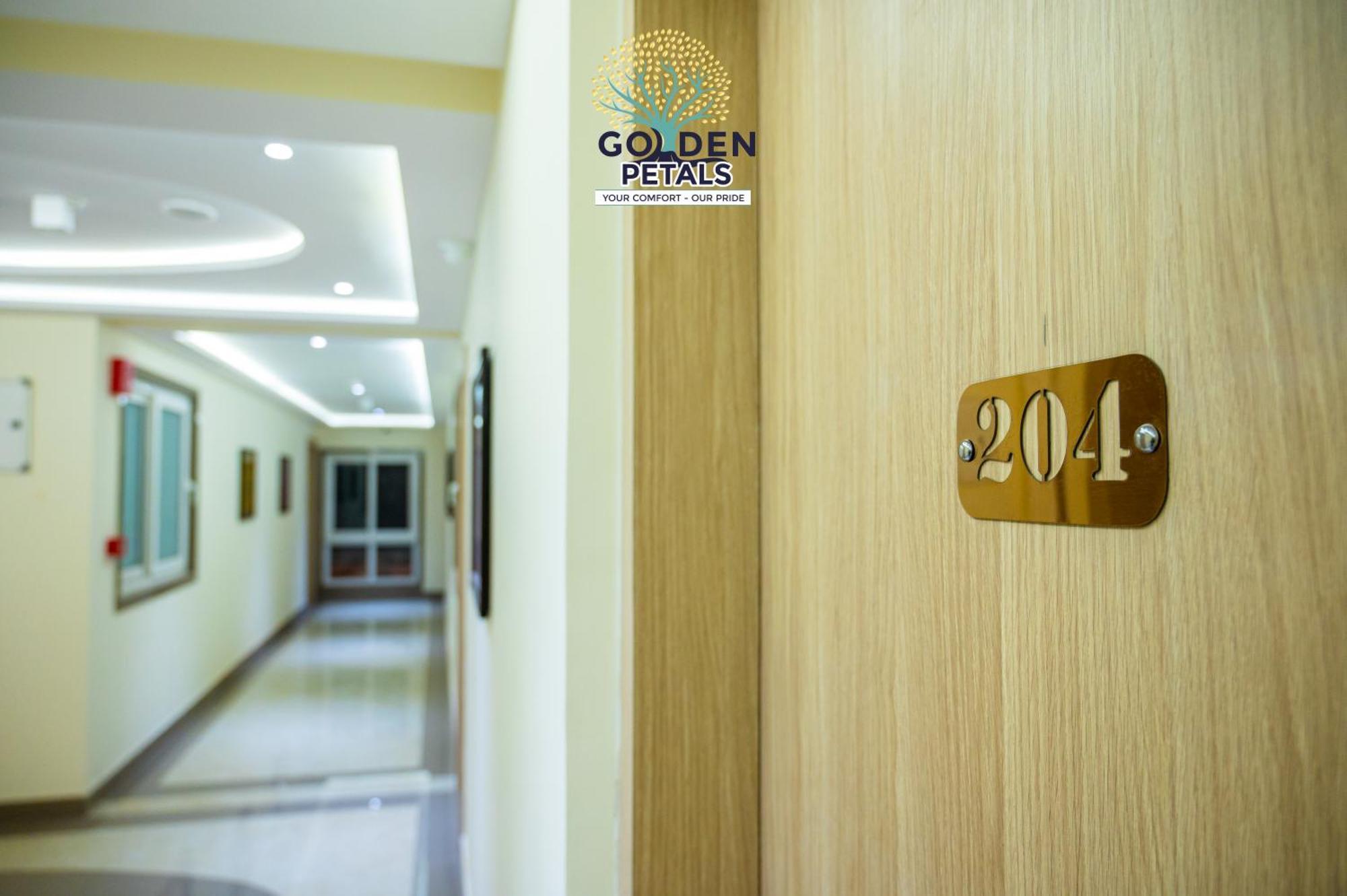 Hotel Golden Petals Varanasi Bagian luar foto