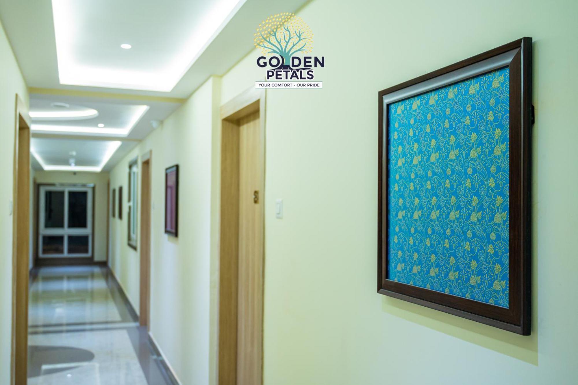 Hotel Golden Petals Varanasi Bagian luar foto