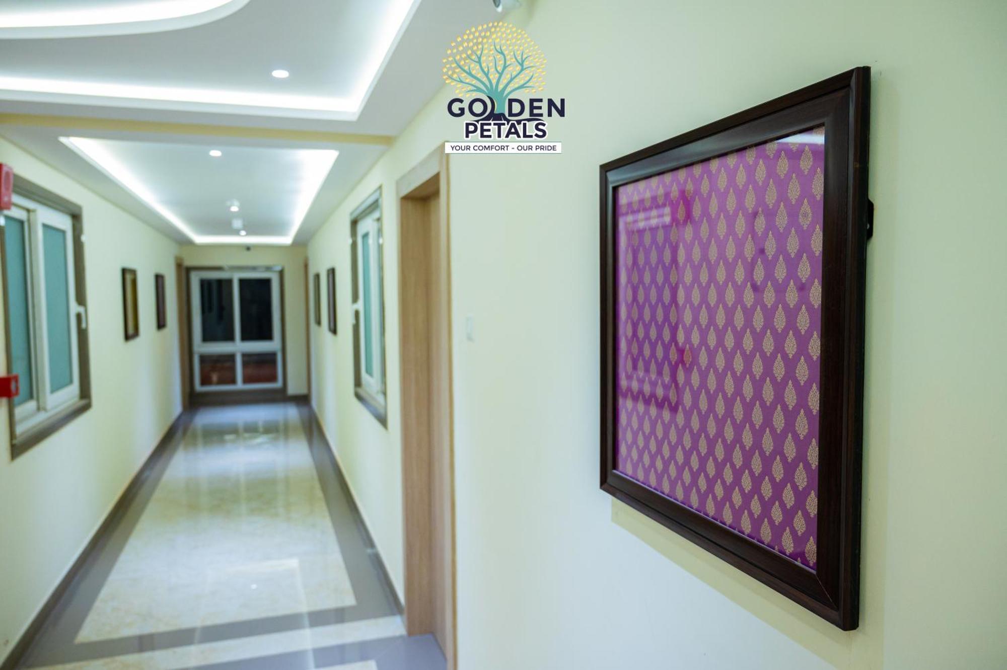 Hotel Golden Petals Varanasi Bagian luar foto