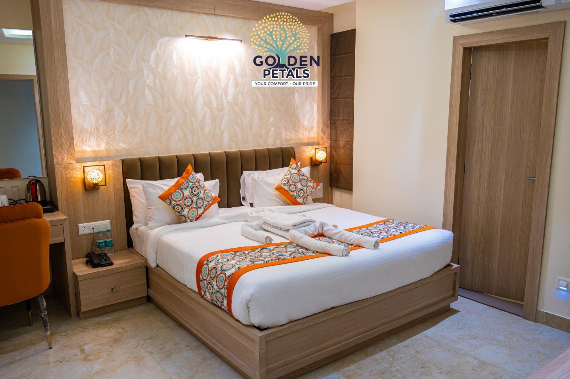 Hotel Golden Petals Varanasi Bagian luar foto