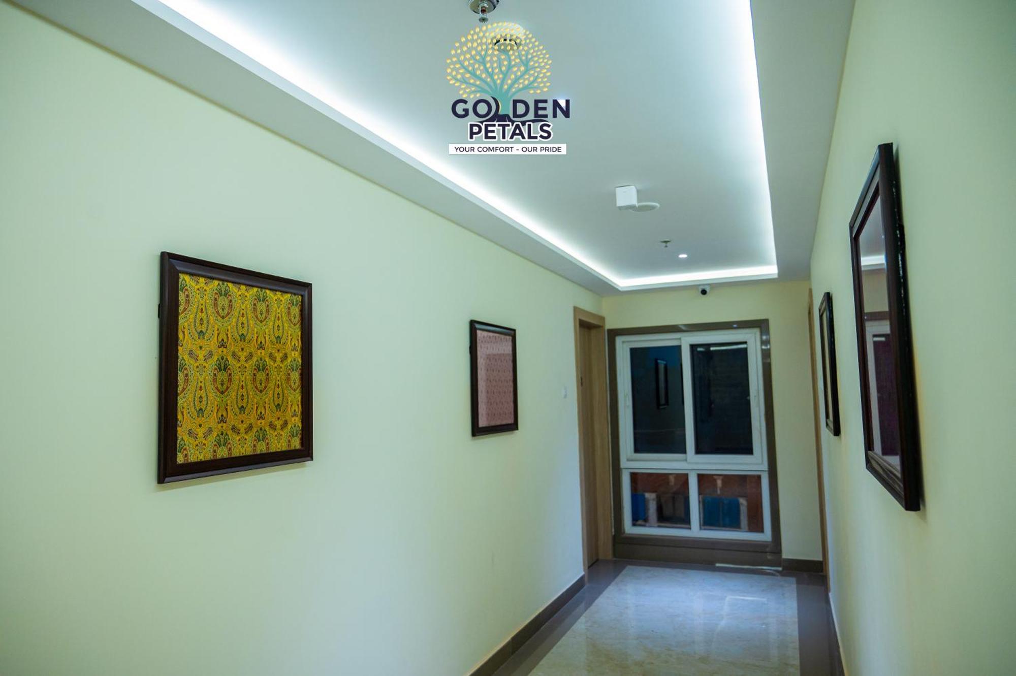 Hotel Golden Petals Varanasi Bagian luar foto