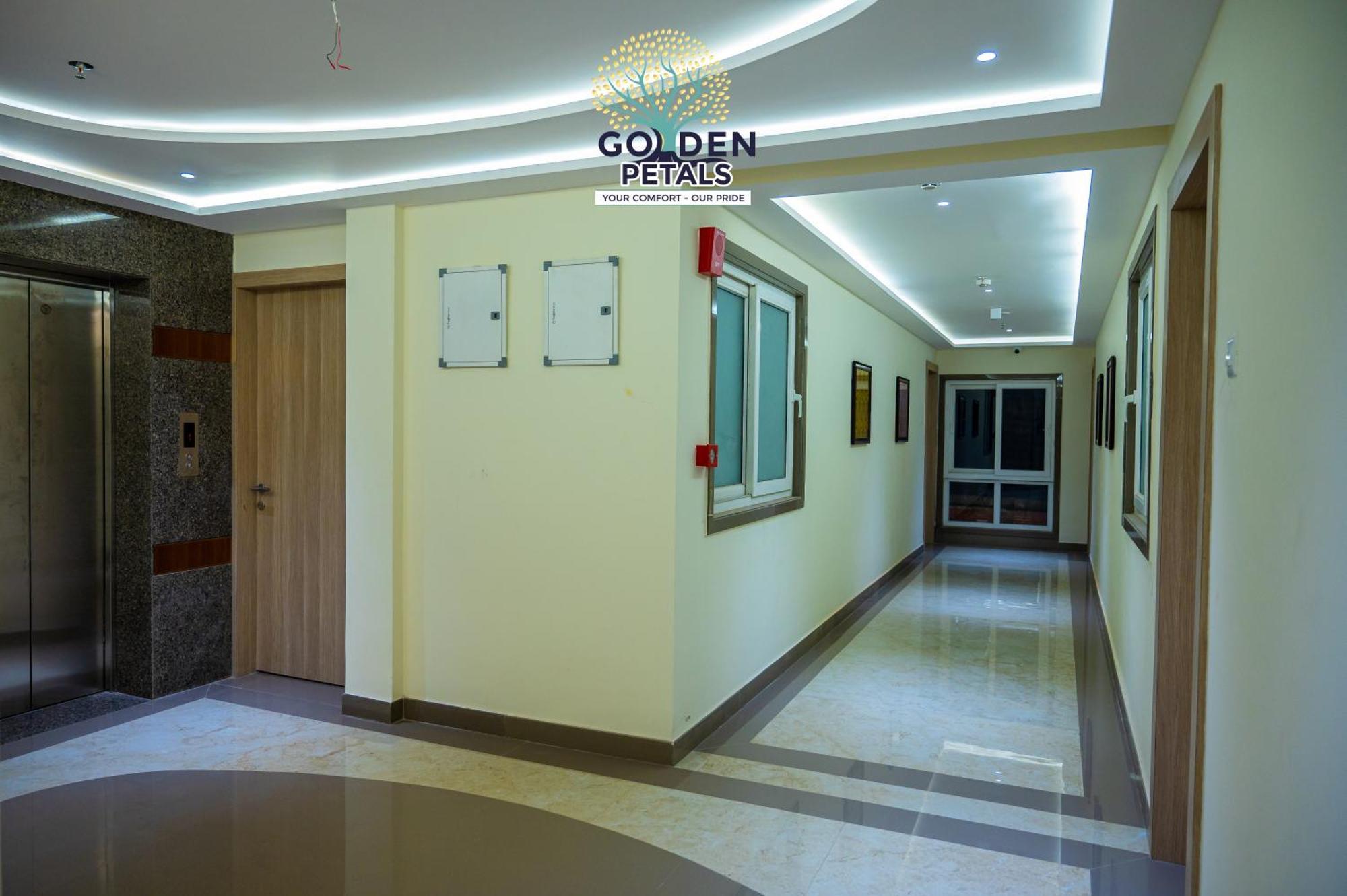 Hotel Golden Petals Varanasi Bagian luar foto