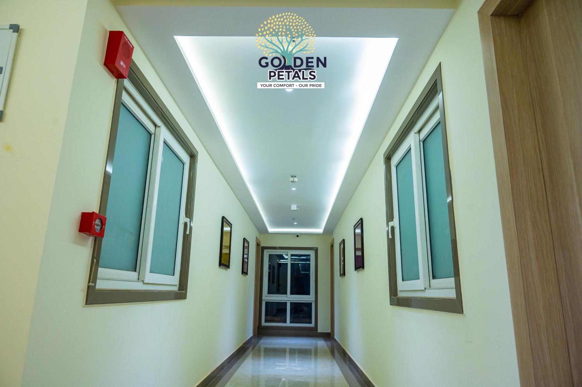 Hotel Golden Petals Varanasi Bagian luar foto