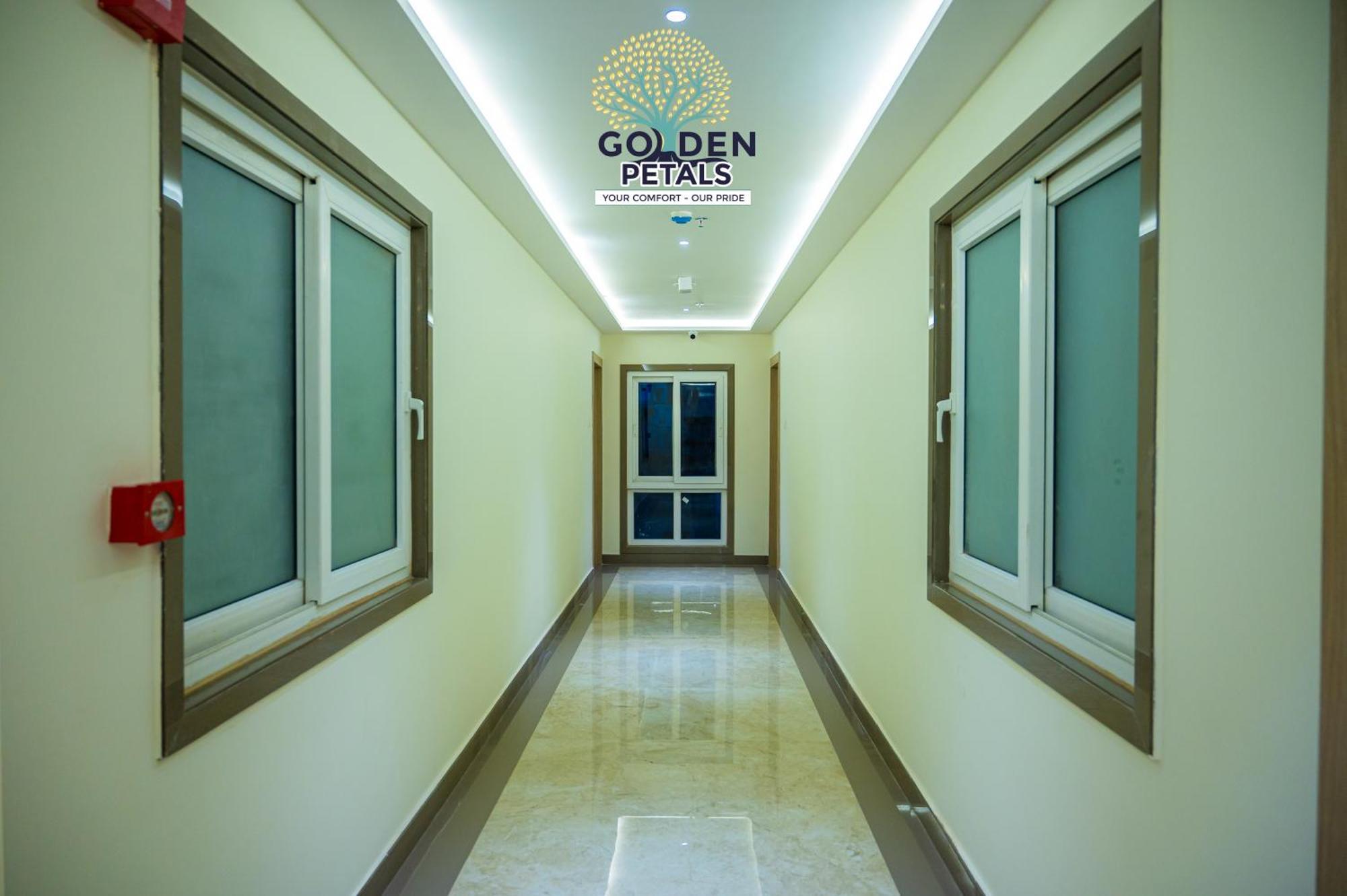 Hotel Golden Petals Varanasi Bagian luar foto
