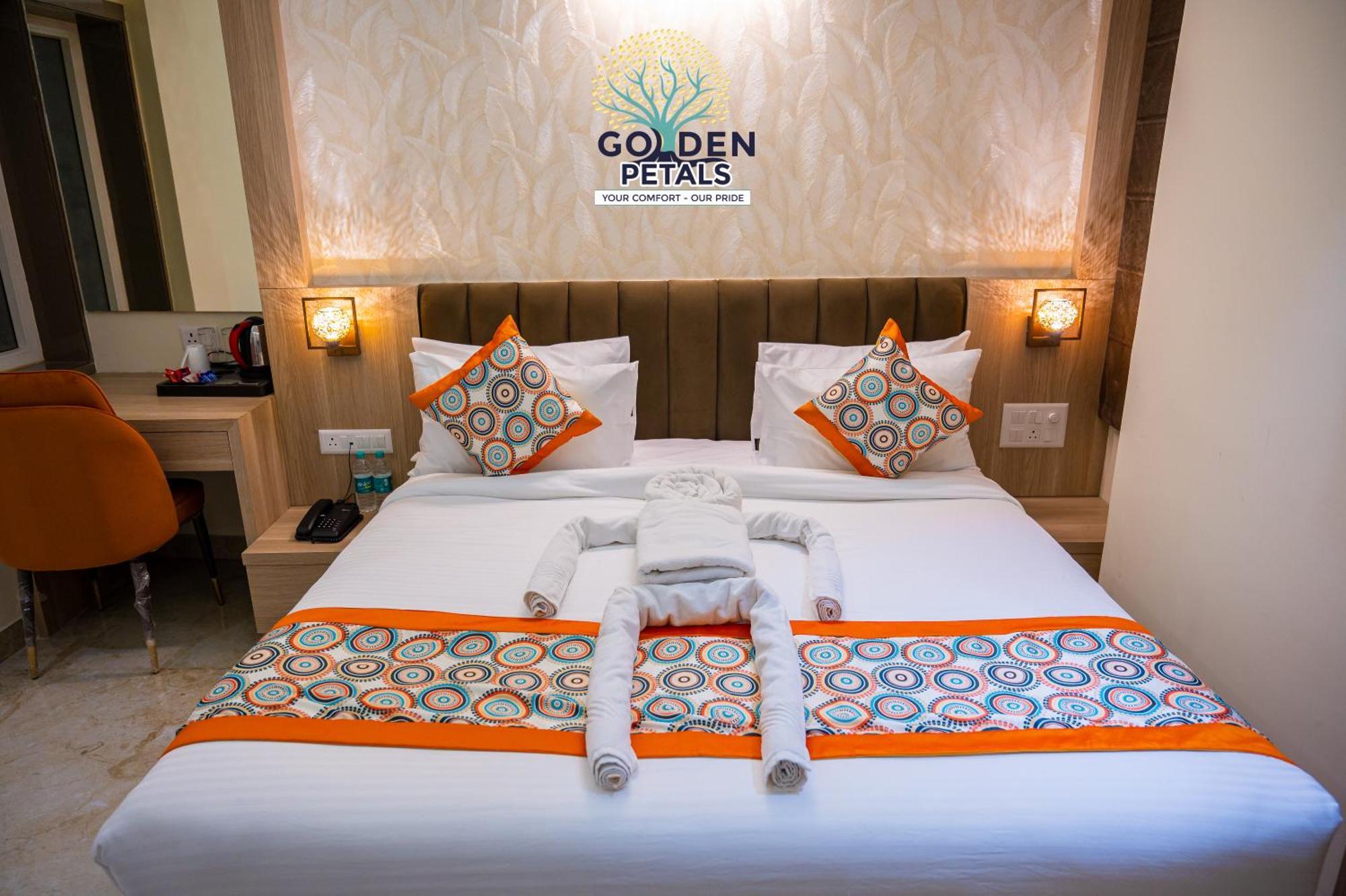 Hotel Golden Petals Varanasi Bagian luar foto