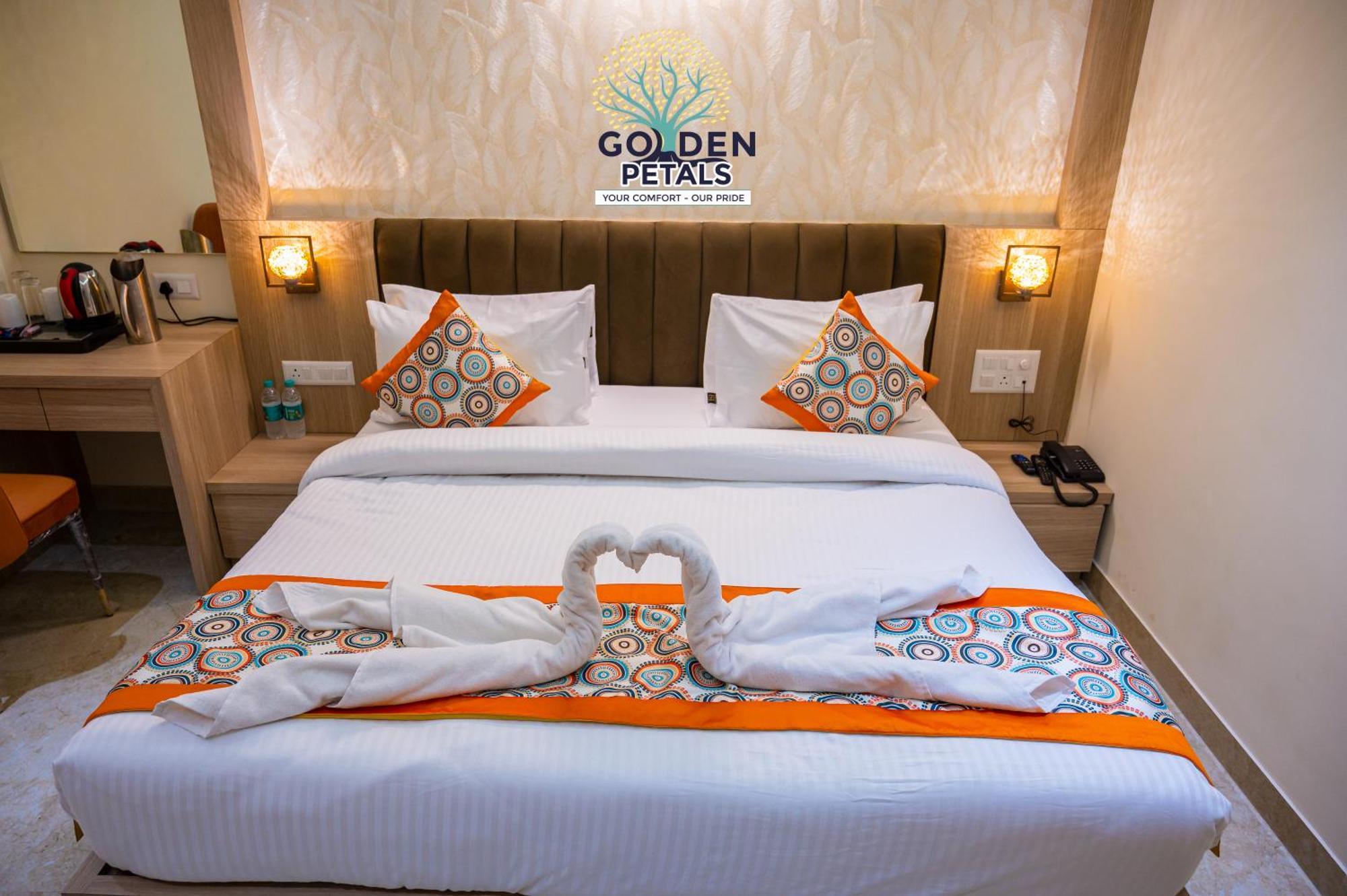 Hotel Golden Petals Varanasi Bagian luar foto